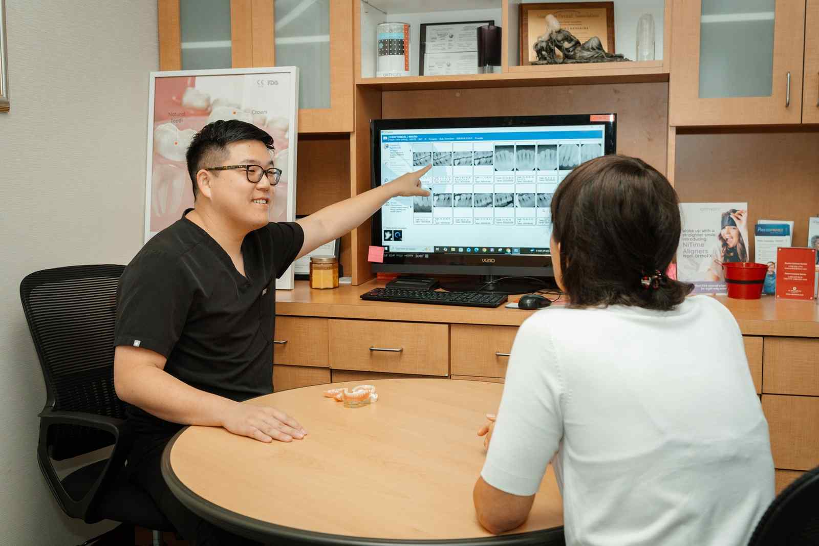 인라인 치과에서 환하게 웃는 환자